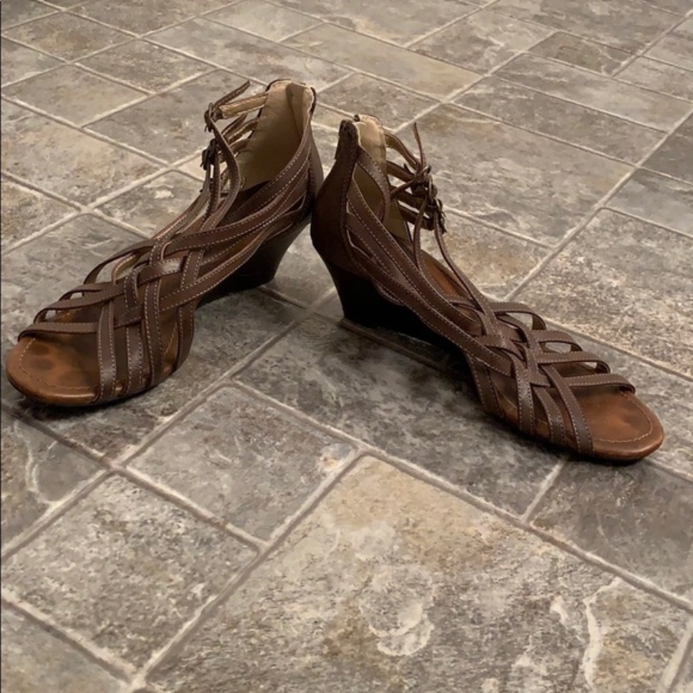 5/$15 Sz 9.5 strappy‎ brown heels